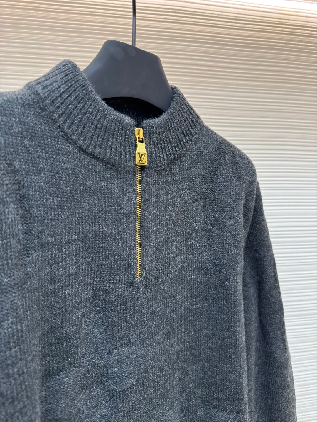 LOUIS VUITTON intarsia dark pattern zipper sweater ●Authentic product: purchased and developed at 16700 ●Item number: 1680364-B50 ●Fabric: cashmere fabric ●Technology: intarsia production ●Version: loose version ●Weight: about 585 grams ●Size: XS-S-M-L ●Description: Made of 80% wool, 15% cotton, 15% fiber. This fabric is very warm and the blend is not prone to pilling. Because clothes with a high wool content have a slightly wooly feel, they can be worn as outerwear if you are not used to it. The zipper uses the original No. 5 slider, which is made from pure copper material and has a very heavy feel. The entire zipper and slider are aged by electroplating, the middle of the slider is laser-cut out, and the brand's iconic LOGO is molded out with a flat surface grinder. The overall wiring is straight and delicate, the fabric is comfortable and soft, and the color is consistent without color difference. It can be matched with the same style to create a fashionable look and control various occasions. Customized accessories, complete with three standards, same style for men and women!